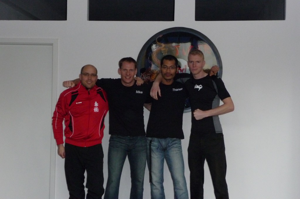 Kickboxseminar in Alsfeld 30. Oktober 2011 ...trotz 2 Stunden Lowkicks immer noch fit auf den Beinen ;) !!!